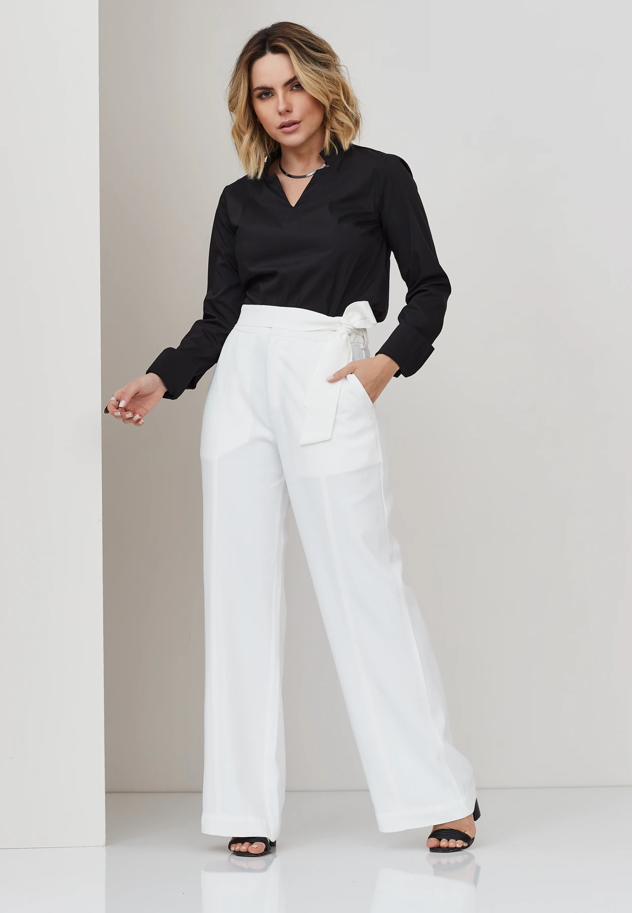 CAMISA DECOTE V PUNHOS BORDADOS