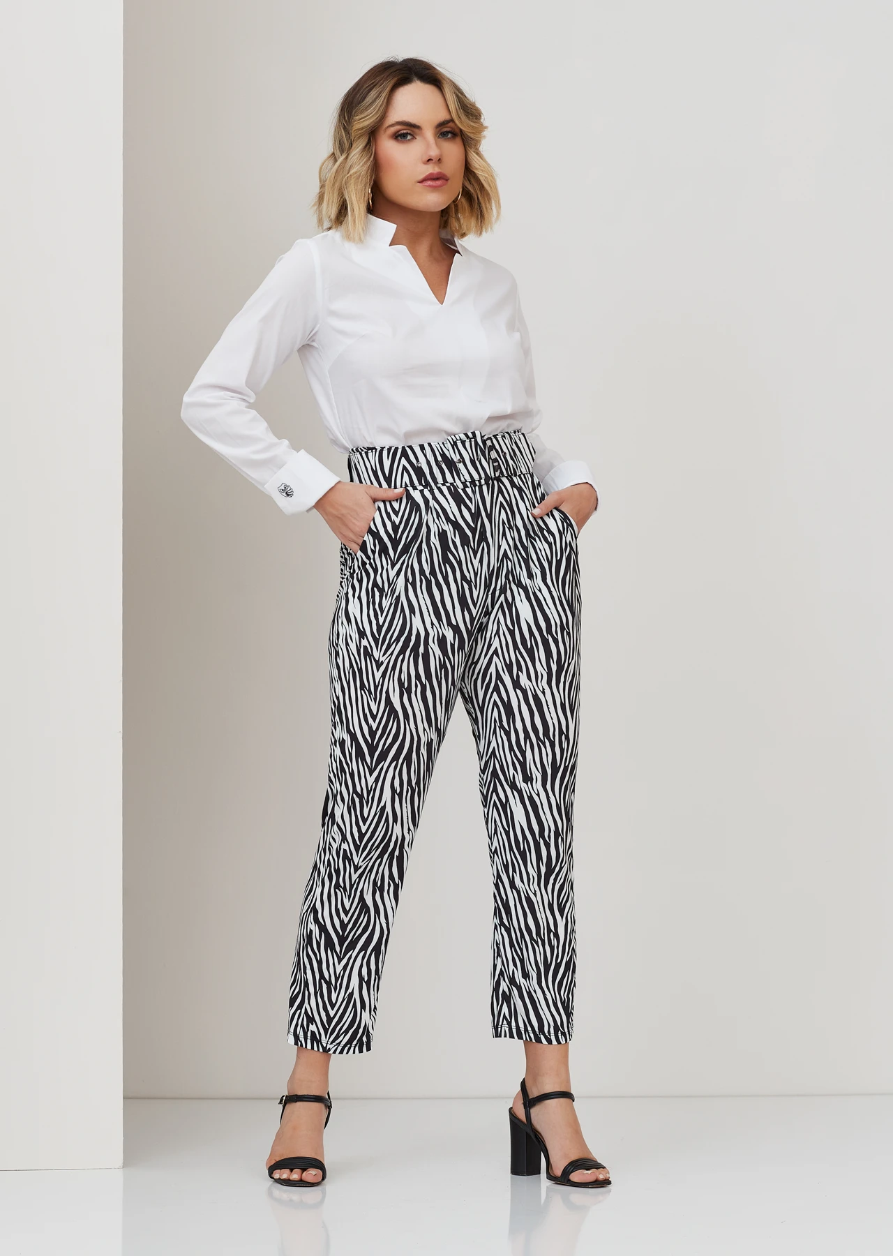 CAMISA DECOTE V PUNHOS BORDADOS