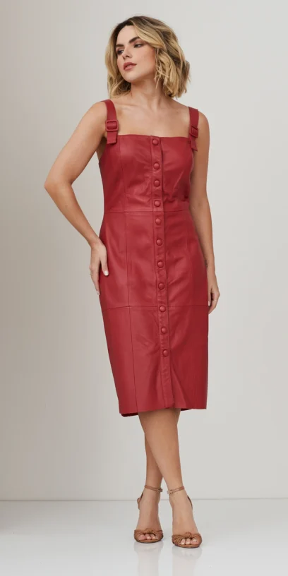 VESTIDO DE COURO COM BOTÕES FRONTAIS E REGULADORES NAS ALÇAS