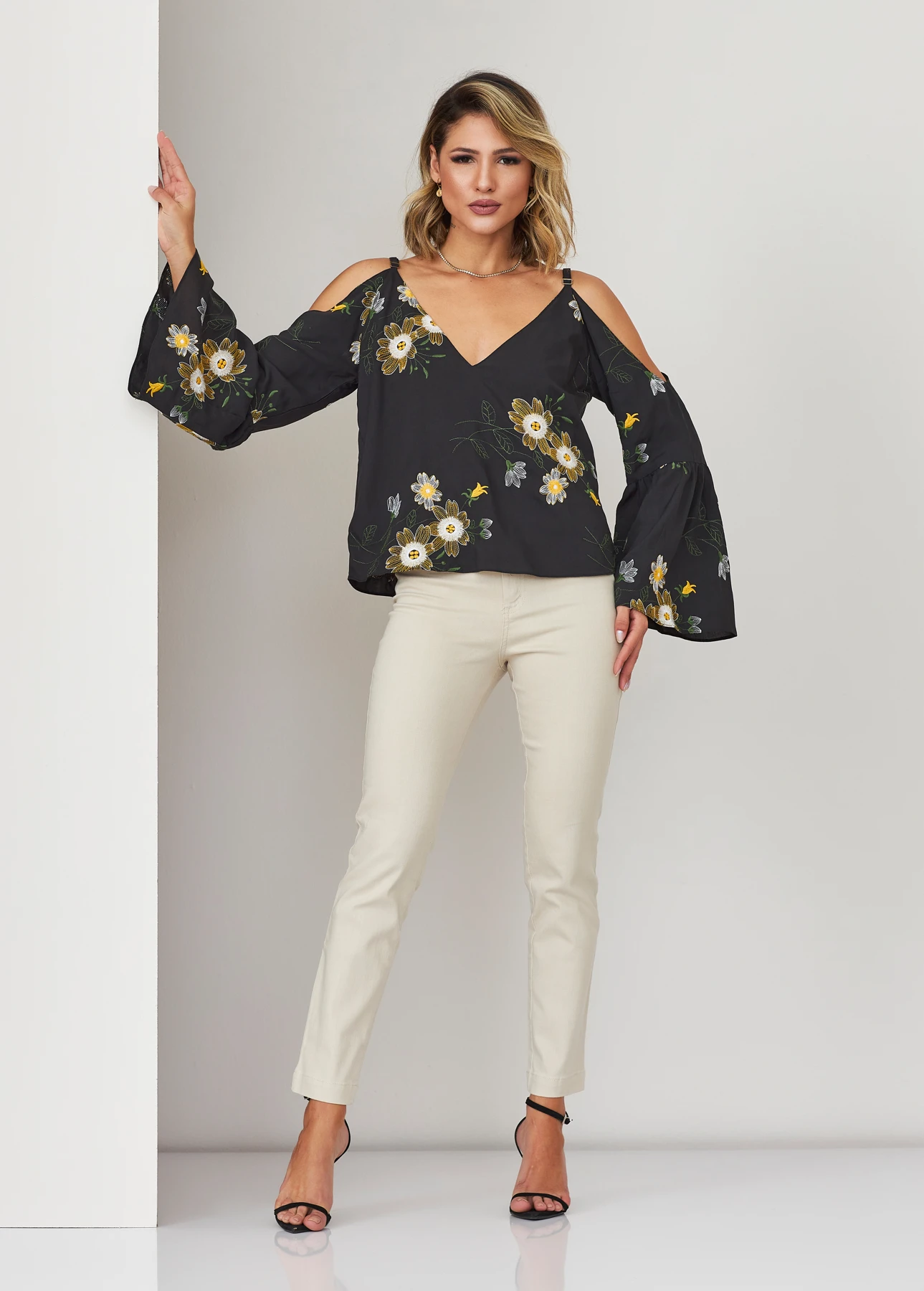 BATA BORDADO FLORAL MANGAS LONGAS