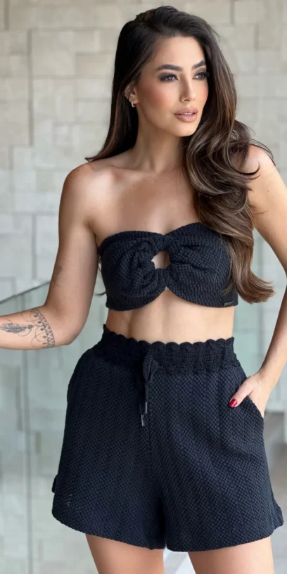 CROPPED TRICOT COM ARGOLA NO CENTRO