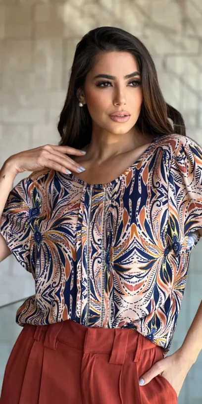 BLUSA ESTAMPADA PREGAS FRONTAIS
