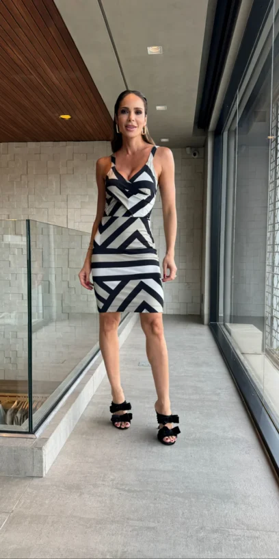 VESTIDO MIDI COM TRANSPASSE ESTAMPA GEOMÉTRICA