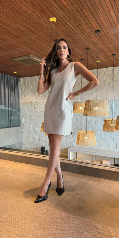 VESTIDO DE COURO DECOTE V E ZÍPER COSTAS