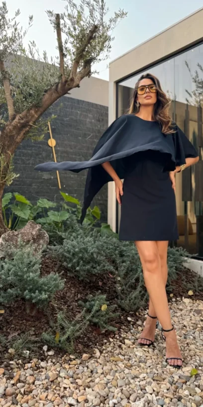 VESTIDO CURTO MANGA ASSIMÉTRICA