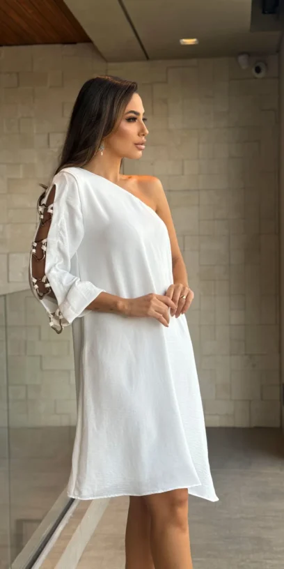 VESTIDO CURTO MANGA ASSIMETRICA ARGOLAS