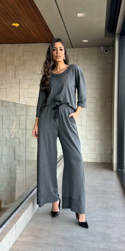 CALÇA MOLETINHO RECORTES DETALHE ILHÓS