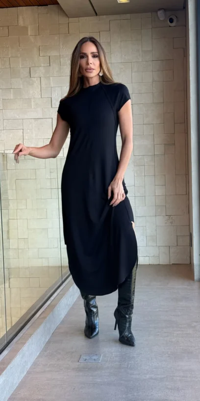 VESTIDO DE MIDI MOLETINHO RECORTES PRETO
