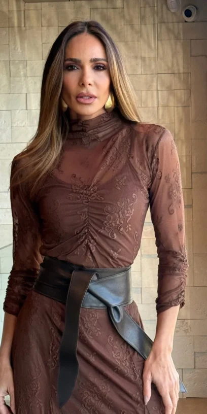 BLUSA RENDA CHANTILLY FRANZIDA MARROM