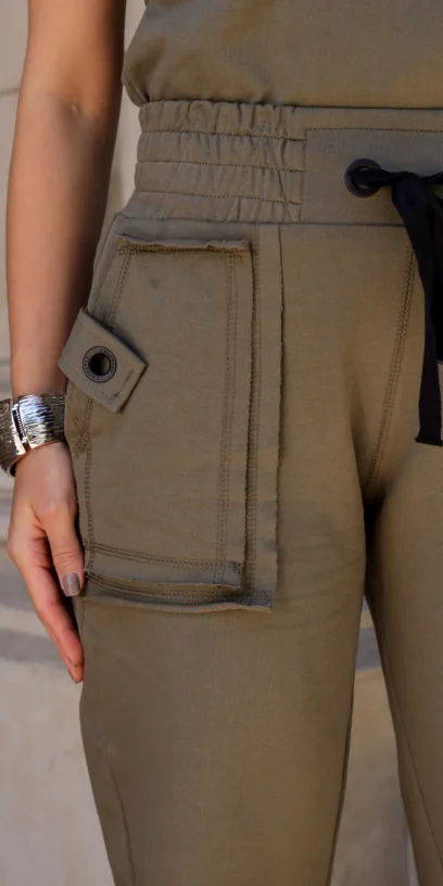 CALÇA MOLETINHO DETALHES ILHOSES