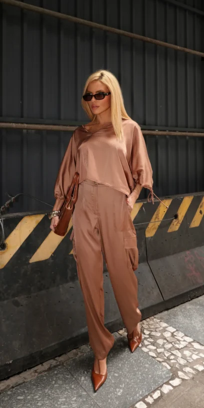 CALÇA ACETINADA BOLSOS CARGO