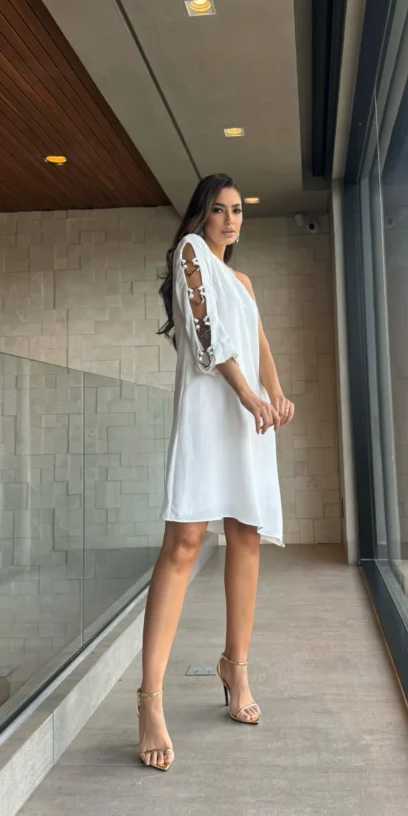 VESTIDO CURTO MANGA ASSIMETRICA ARGOLAS