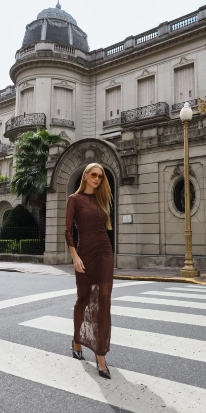VESTIDO MIDI DE RENDA COM FRANZIDO